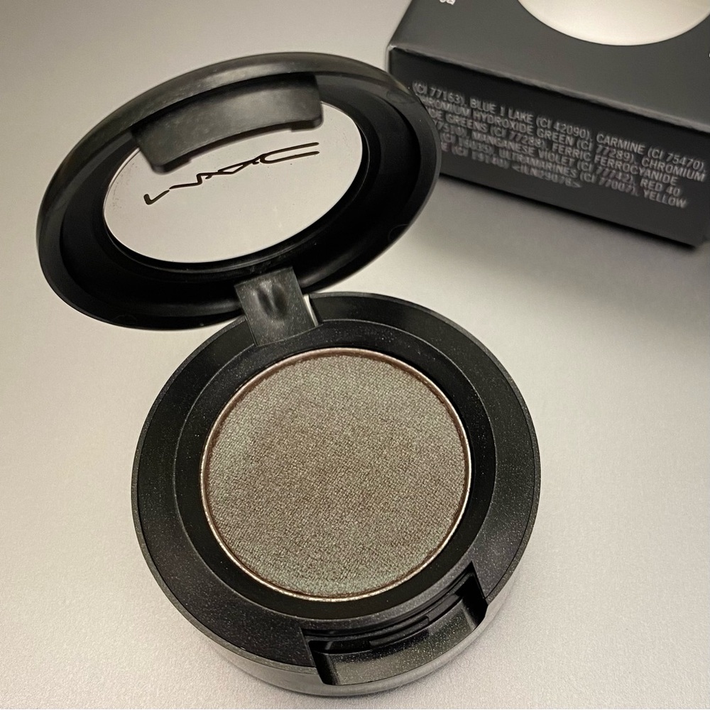 MAC “Club” Eyeshadow - Picture 2 of 3